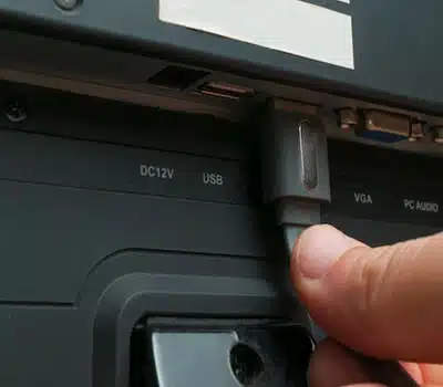 Entradas e Conexões do Monitor Curvo