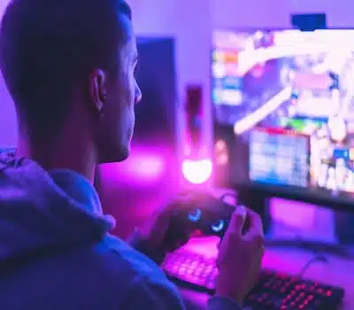 Monitores Curvos com Alto-Falantes 