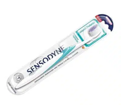 7 - Escova de Dente SENSODYNE Limpeza Profunda
