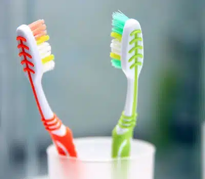 Escovas de Dente com Limpadores de Língua