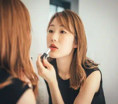 Batons para Peles Claras de Fundo Amarelo